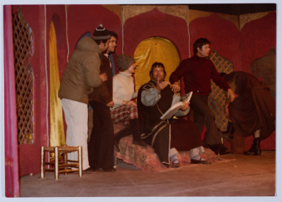 عرض مسرحية القزم وبنت الطحان