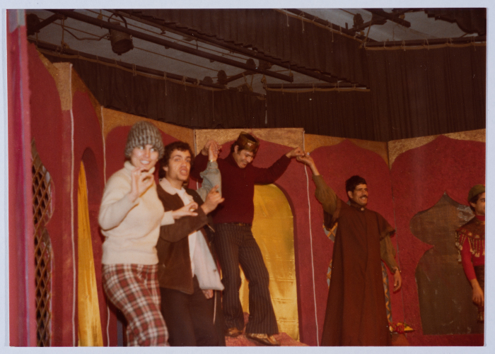 عرض مسرحية القزم وبنت الطحان