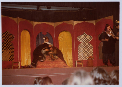 عرض مسرحية القزم وبنت الطحان