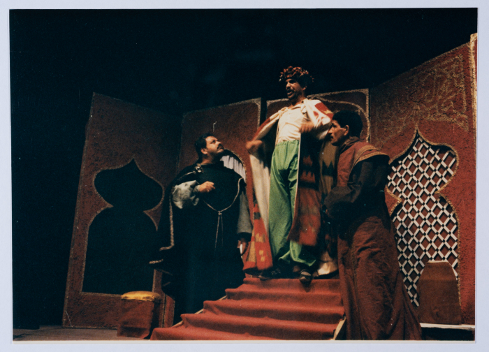 عرض مسرحية القزم وبنت الطحان