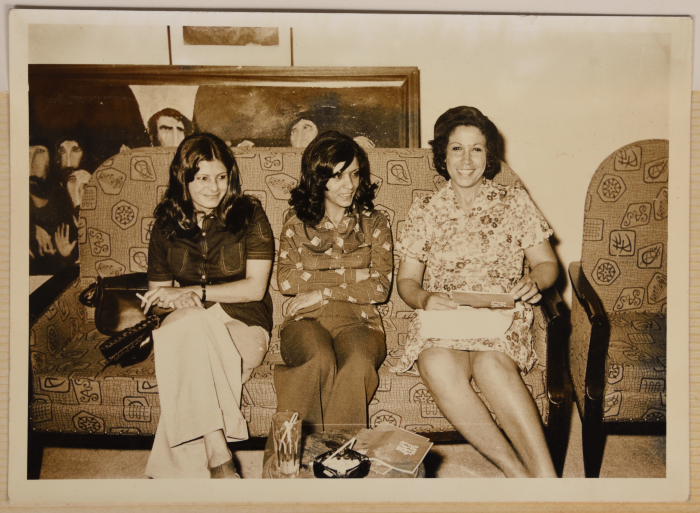 نهاية محمد تتوسط عضوتي الاتحاد العام للمرأة الفلسطينية فرع سوريا، 1975