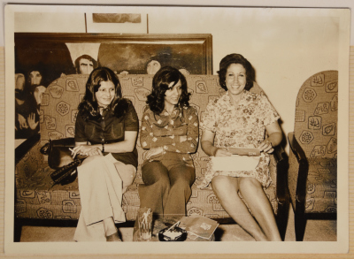 نهاية محمد تتوسط عضوتي الاتحاد العام للمرأة الفلسطينية فرع سوريا، 1975