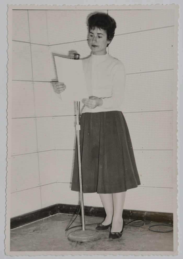 سلوى حداد في استوديو إذاعة القدس في رام الله