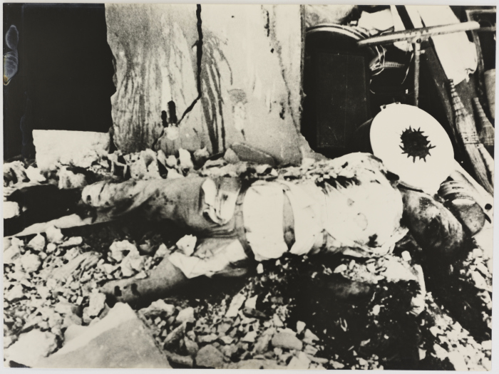 جثة لشهيد خلال الاجتياح الإسرائيلي على لبنان