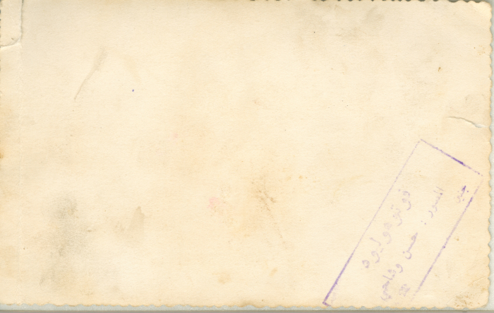 أصدقاء يمثلون في مسرحية في مدرسة الاونروا