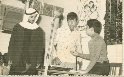 أصدقاء يمثلون في مسرحية في مدرسة الاونروا