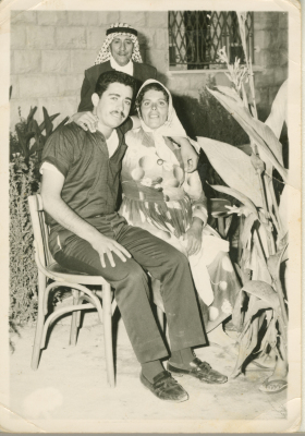 افراد من عائلة زعرور