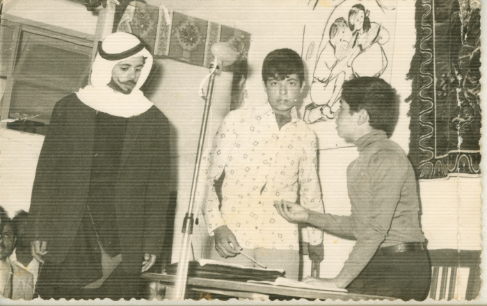 أصدقاء يمثلون في مسرحية في مدرسة الاونروا