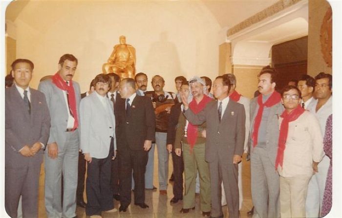 ياسر عرفات وعزمي الصغير في زيارة لليابان
