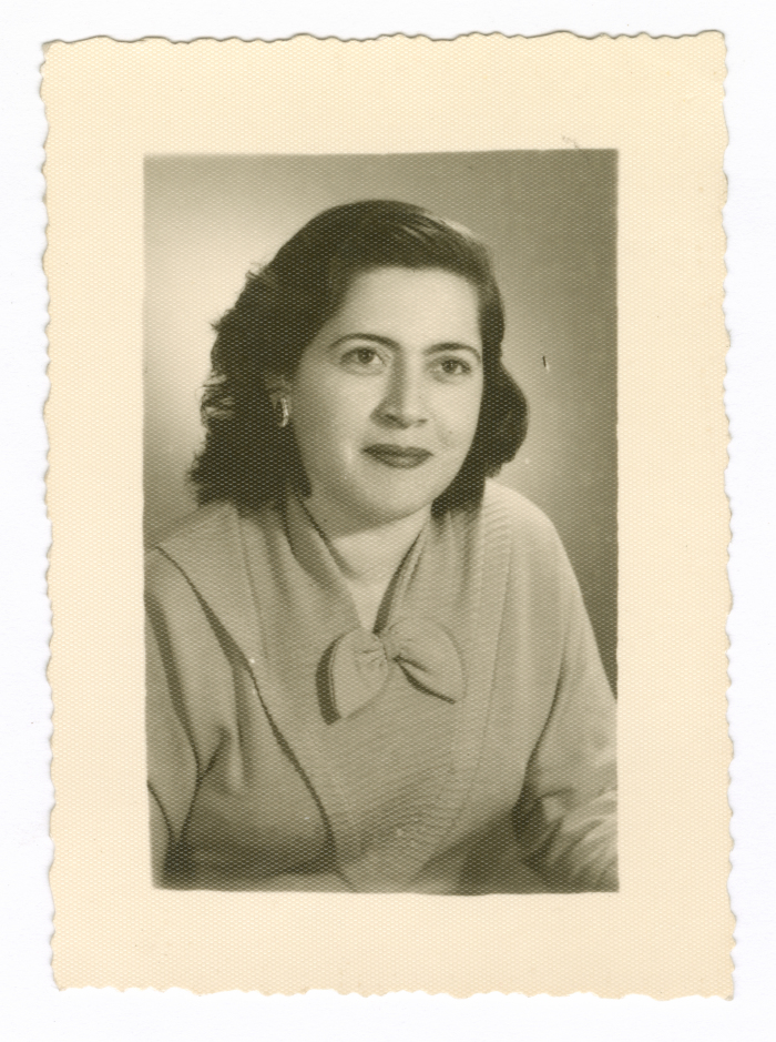 امرأة من عائلة عزام