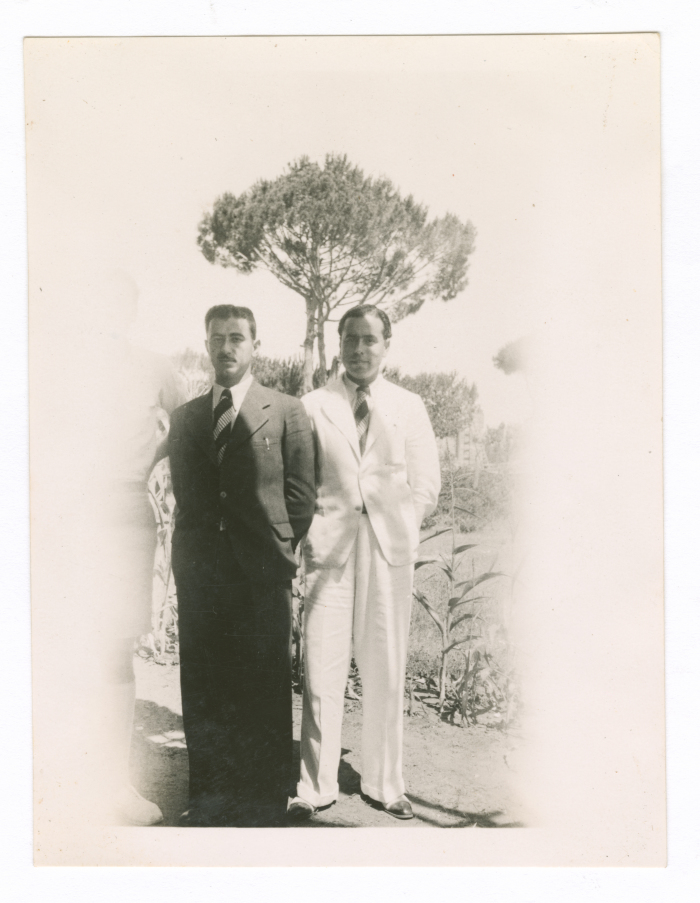 صديقان في لبنان