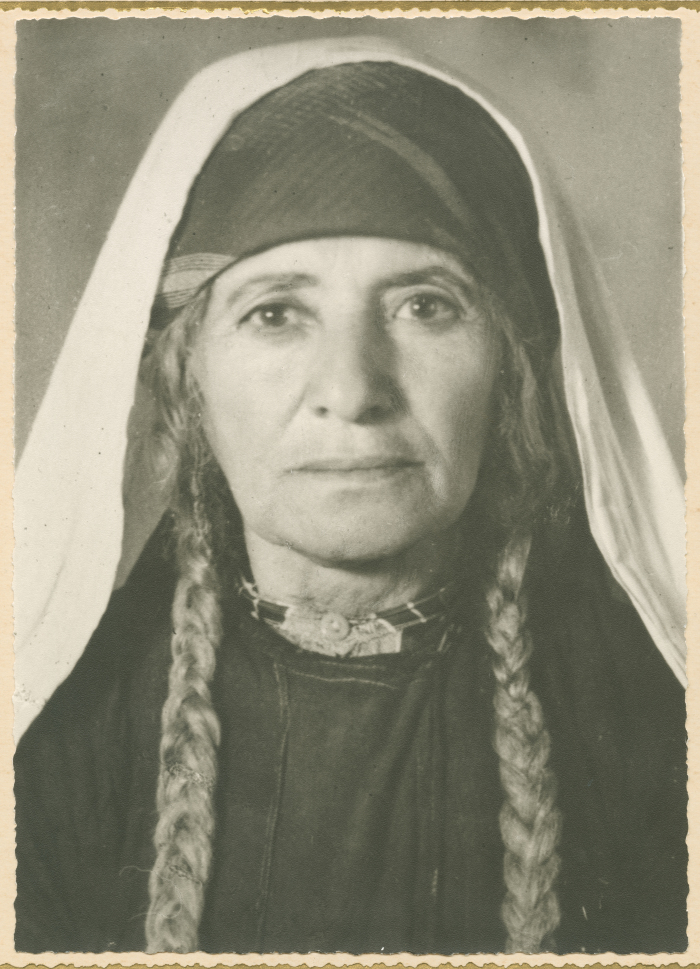 سيدة من عائلة عازر