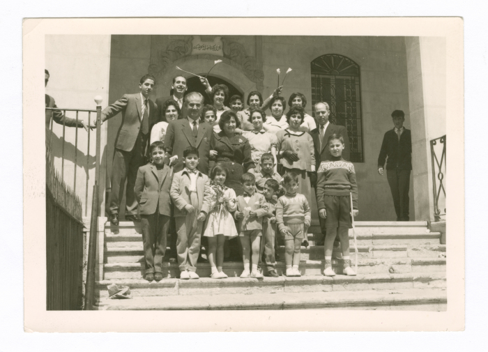 عائلة فلسطينية تحتفل باحد الشعانين بسوريا