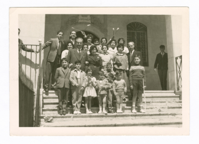 عائلة فلسطينية تحتفل باحد الشعانين بسوريا