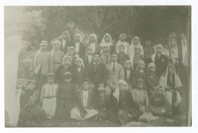 طلبة يدرسون في الكُتّاب التابع لأحد المساجد في طوباس وكان يلتحق فيه مسلمون ومسيحيون