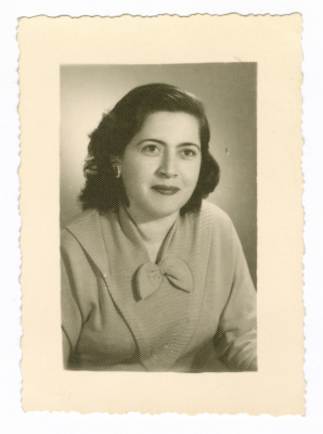 امرأة من عائلة عزام