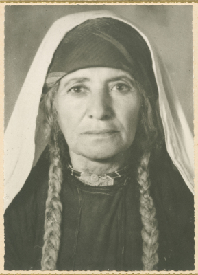 سيدة من عائلة عازر