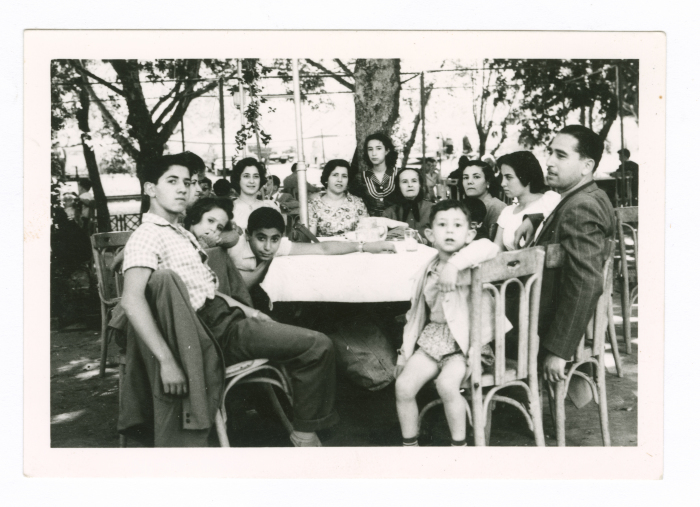 عائلة فلسطينية في احد المتنزهات في سوريا