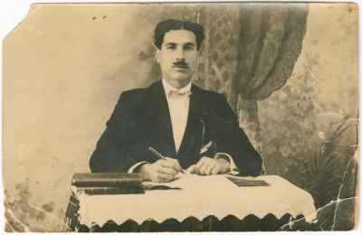 A picture from 1921 dedicated to a member of the Jaraisy family, who are from Nazareth. Written on the back are several verses of poetry. Location unknown. From the family album of Khalil Jaraisy  ©The Palestinian Museum.
