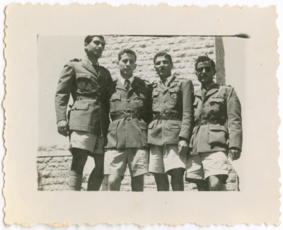 اصدقاء في زي الكشافة