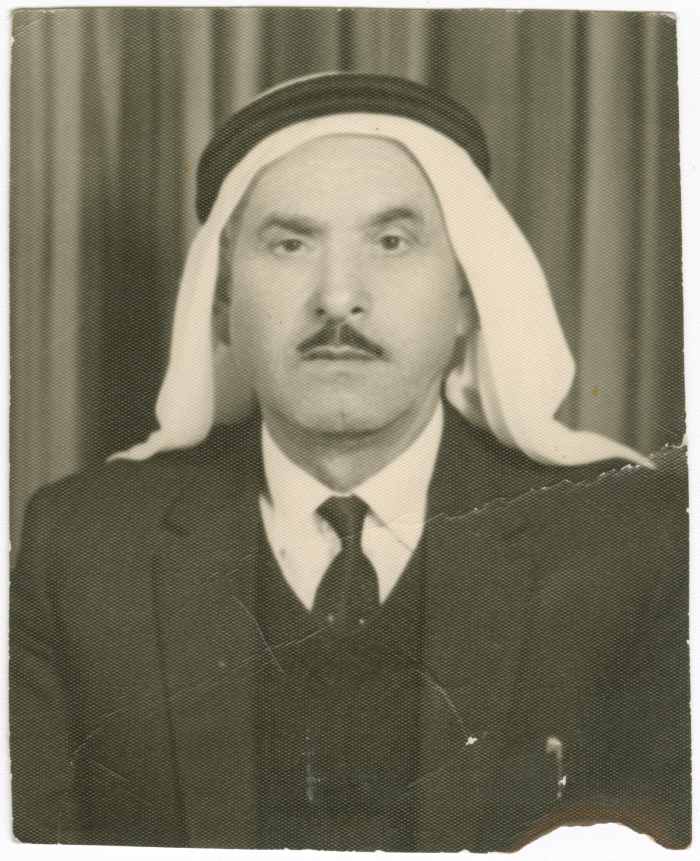 رجل من عائلة أبو عواد