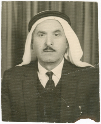 رجل من عائلة أبو عواد