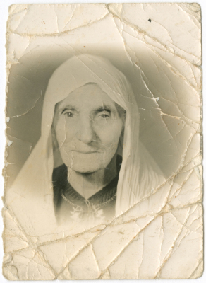 امرأة من عائلة أبو عواد