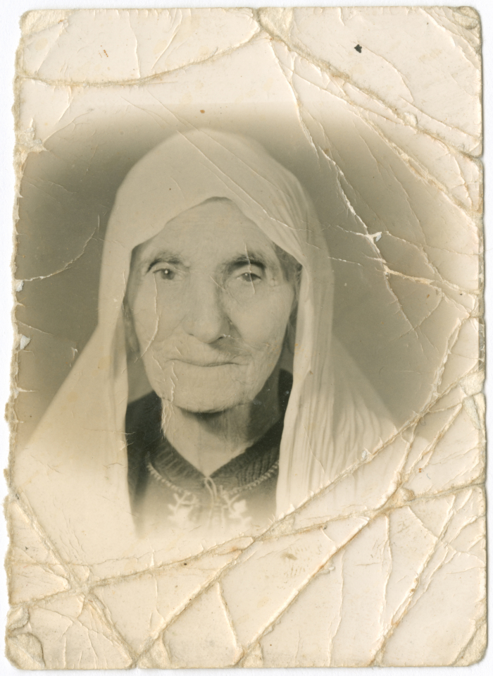 امرأة من عائلة أبو عواد