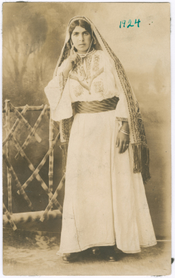 إمرأة من عائلة فرح