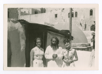 فتاتان مع الاب كاميرون