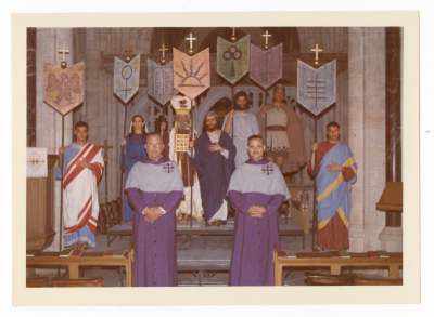 شبان يمثلون مسرحية