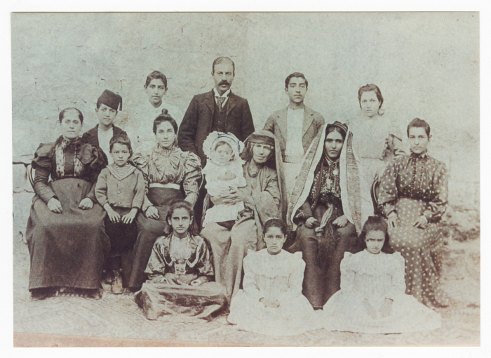 افراد من عائلة عودة حنا دبيني