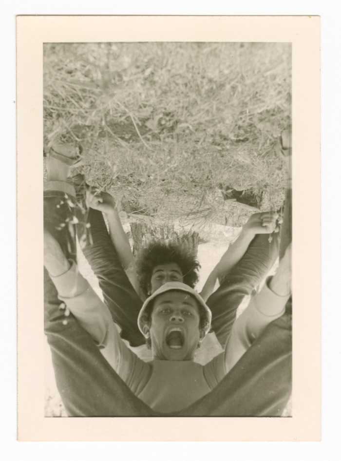 رجلان يلعبان في احراش القبيبة