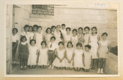 اطفال من عائلة ميخائيل، 1956