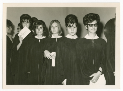 خريجات بثوب التخرج في بيروت