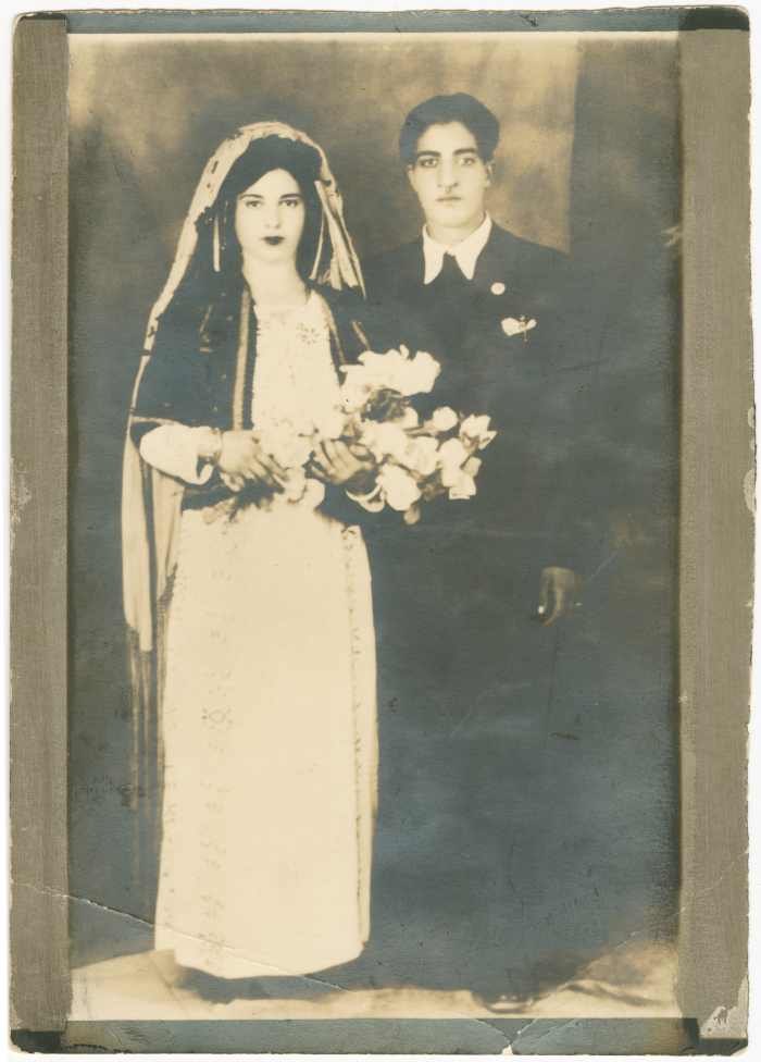 زوجان بالزي التقليدي في زفافهما