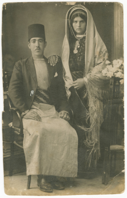 زوجان بالزي التقليدي الفلسطيني