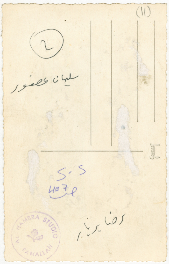 زوجان في الزي التقليدي في زفافهما