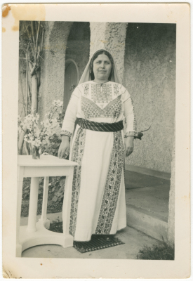 امرأة بالزي التقليدي