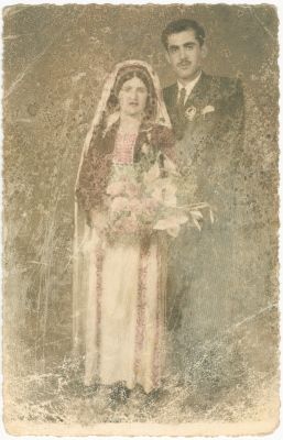 زوجان في الزي التقليدي في زفافهما