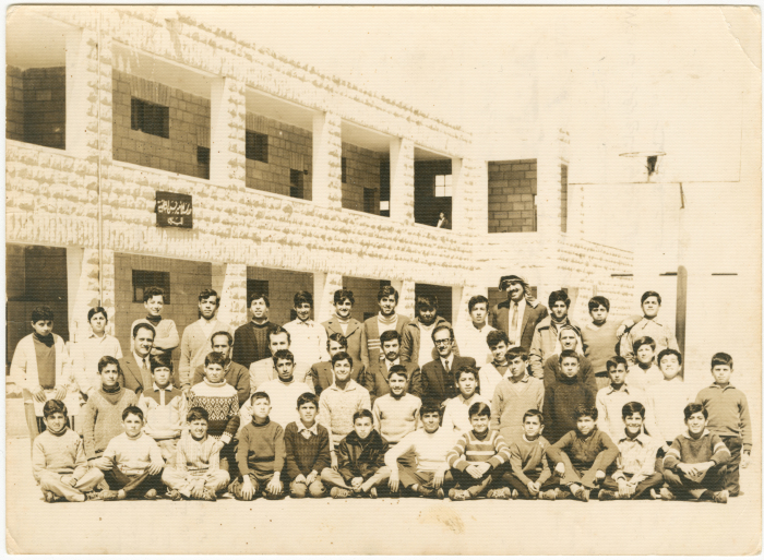 طلبة في مدرسة الأمير حسن