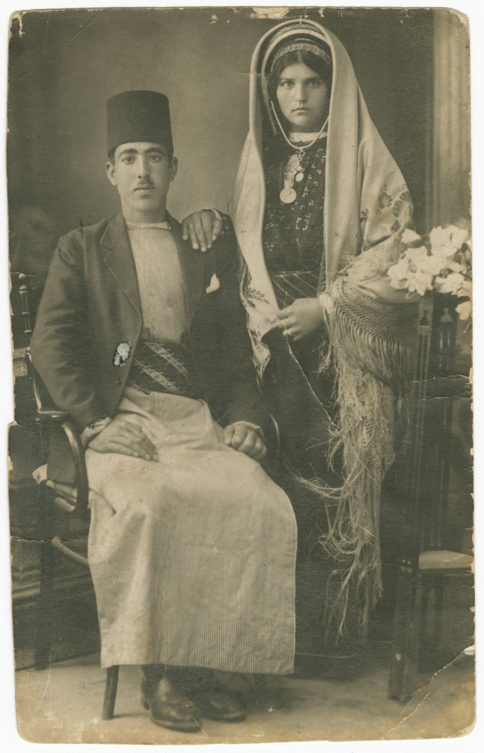 زوجان بالزي التقليدي الفلسطيني