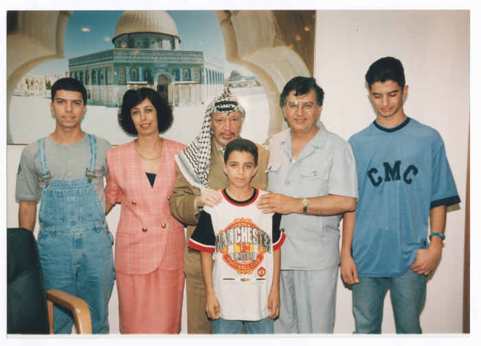 لقطة تجمع عائلة سميح القاسم بالرئيس ياسر عرفات