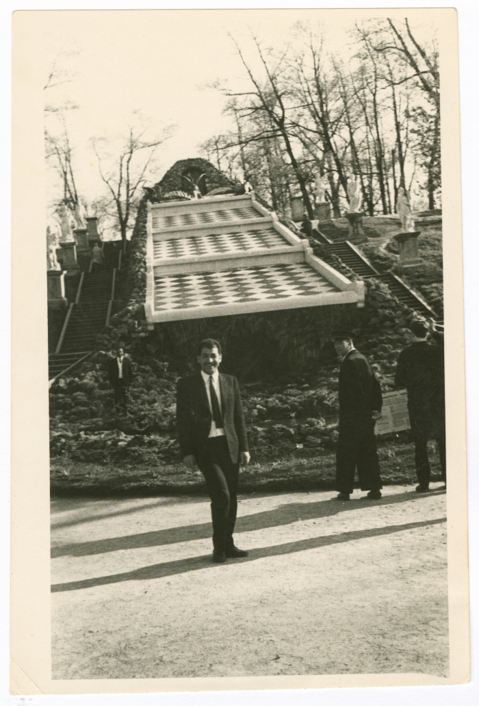 رجل من عائلة الخطيب داخل مزرعة في موسكو