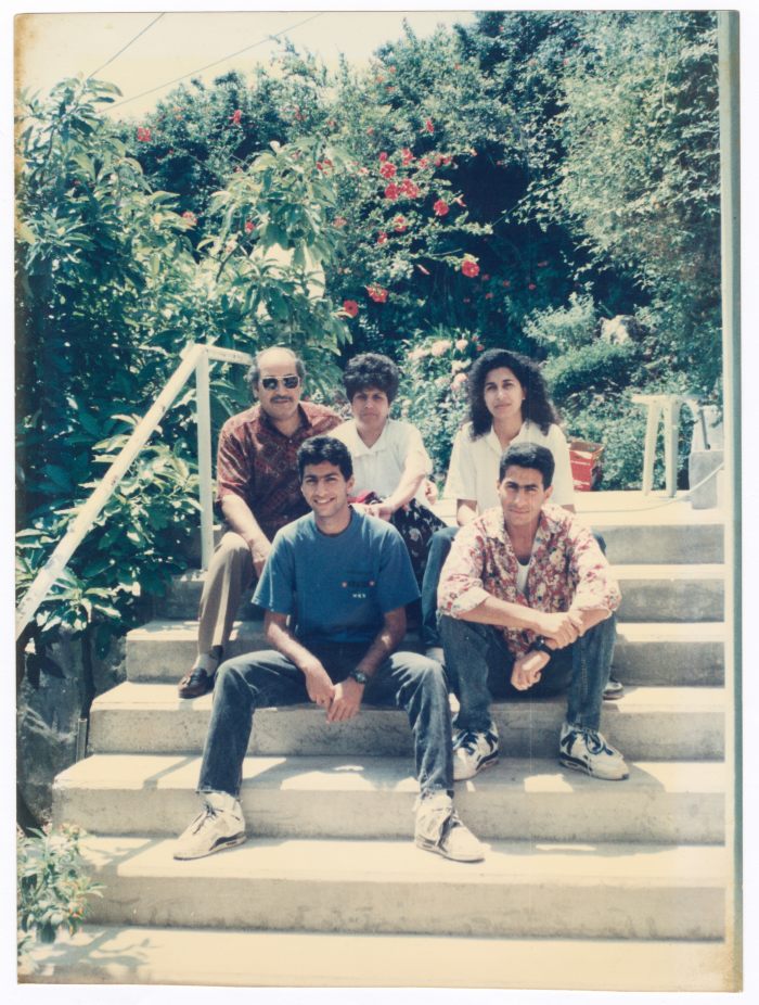 عائلة الخطيب في حديقة المنزل