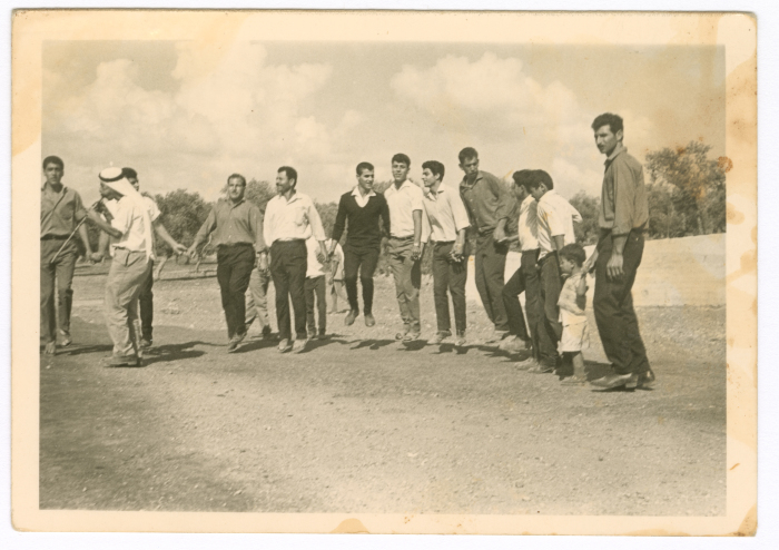 دبكة فلسطينية لمجموعة رجال اثناء حفل زفاف