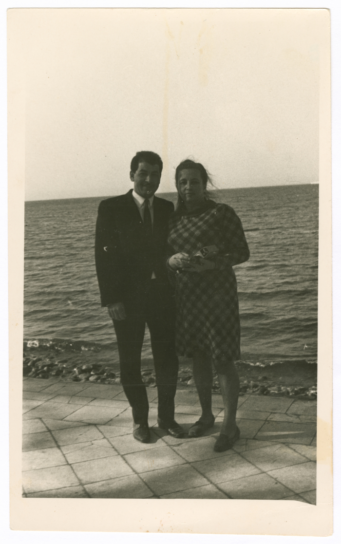 رجل من عائلة الخطيب وامرأة من عائلة خميس على النهر في موسكو