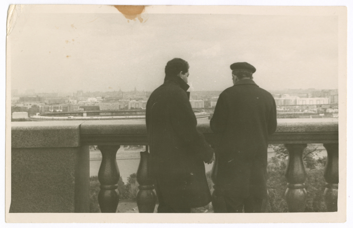 رفيق يهودي لرجل من عائلة الخطيب على نهر موسكو