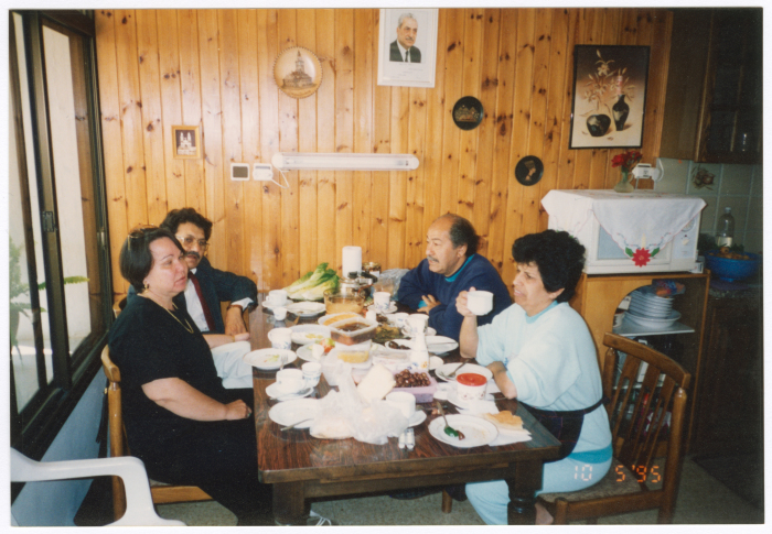 مجموعة افراد في منزل عائلة الخطيب