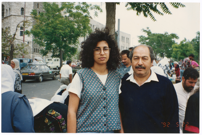 رجل من عائلة الخطيب مع فتاة من عائلة الخطيب